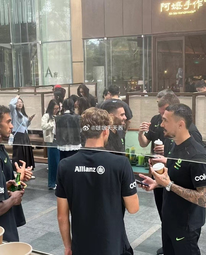 松弛感拉满!澳大利亚队员在杭州街头喝奶茶